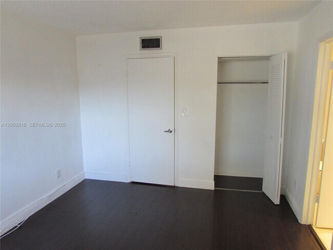 Building Photo - 5555 Ludlam Rd