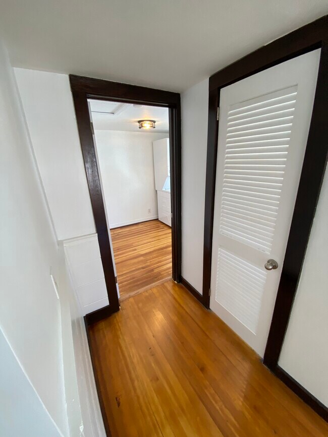 Building Photo - 54 Bridge St