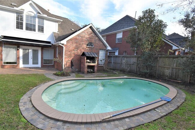Building Photo - 1323 W Forest Dr