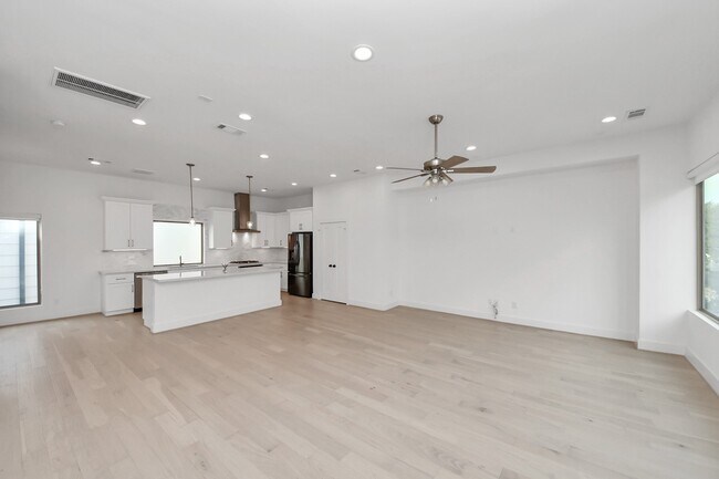 Building Photo - 615 Oakley St
