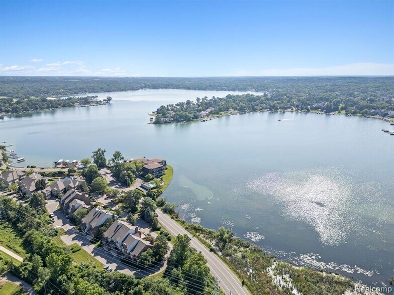 Building Photo - 3782 Pine Lake Knoll Dr