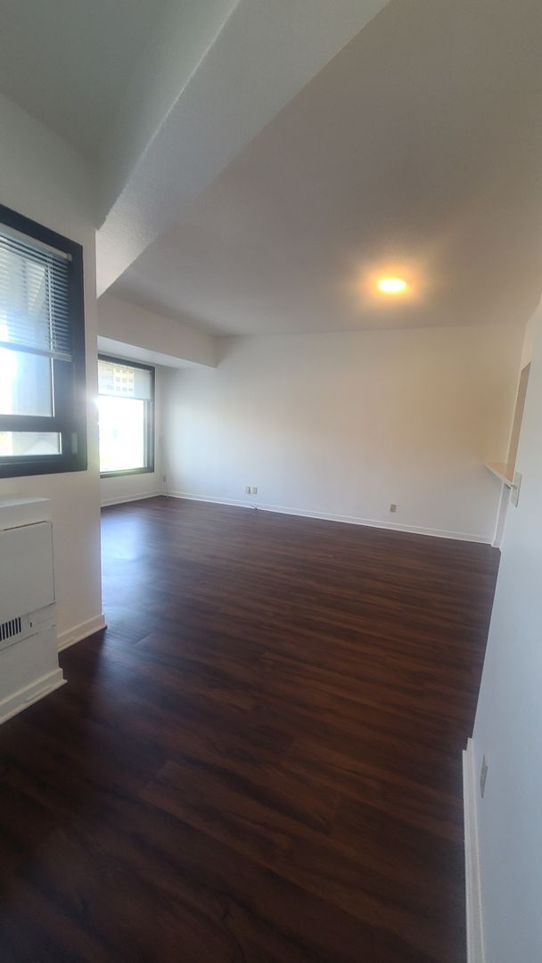 Building Photo - Unfurnished Move-In ready 1 Bedroom/ 1 Bat...