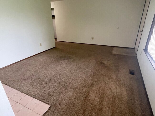 Building Photo - 2 Bedroom, 1 Bathroom Duplex in Blaine