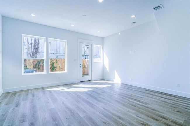 Building Photo - 5402 Margarita St