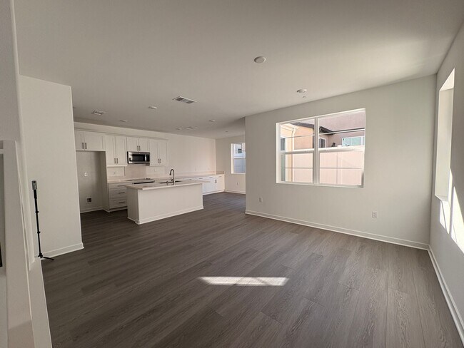 Building Photo - 3 Bed, 2.5 Bath townhome in Ontario!