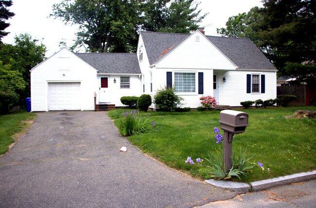 Building Photo - 4-Bedroom Home for Rent in the Heart of Si...