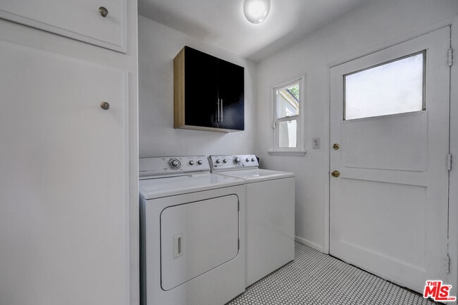 Building Photo - 6044 Varna Ave