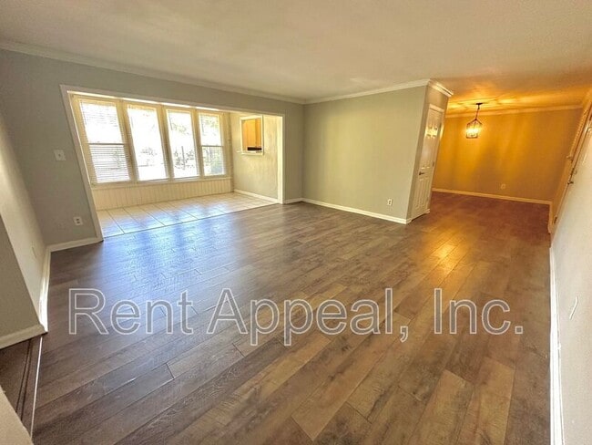 Building Photo - 346 Carpenter Dr NE