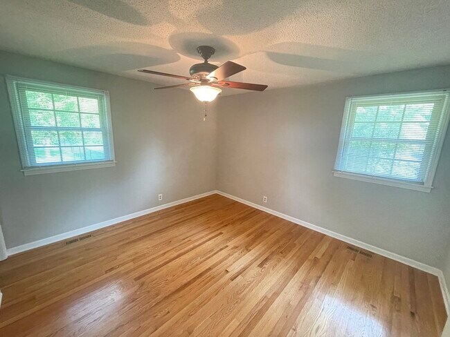 Building Photo - Hendersonville home off New Shackle!