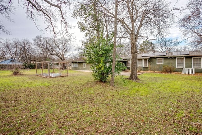 Building Photo - Amazing Historic 1940's Home in Original Cleburne- 4 Bed- 3 Bath w/ Multiple Living Areas- 76033