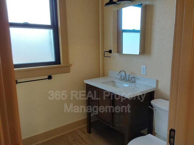 Building Photo - 2018 10th Ave