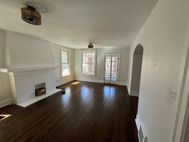Building Photo - 832 Emerson St