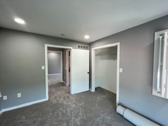 Building Photo - Beautifully Renovated 2 Bedroom in Emmaus!