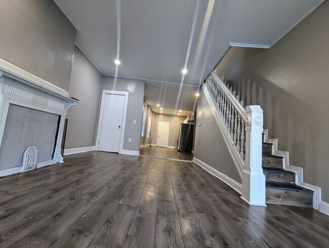 Building Photo - Large Carroll Park Home 3br/1.5ba w/ Washe...