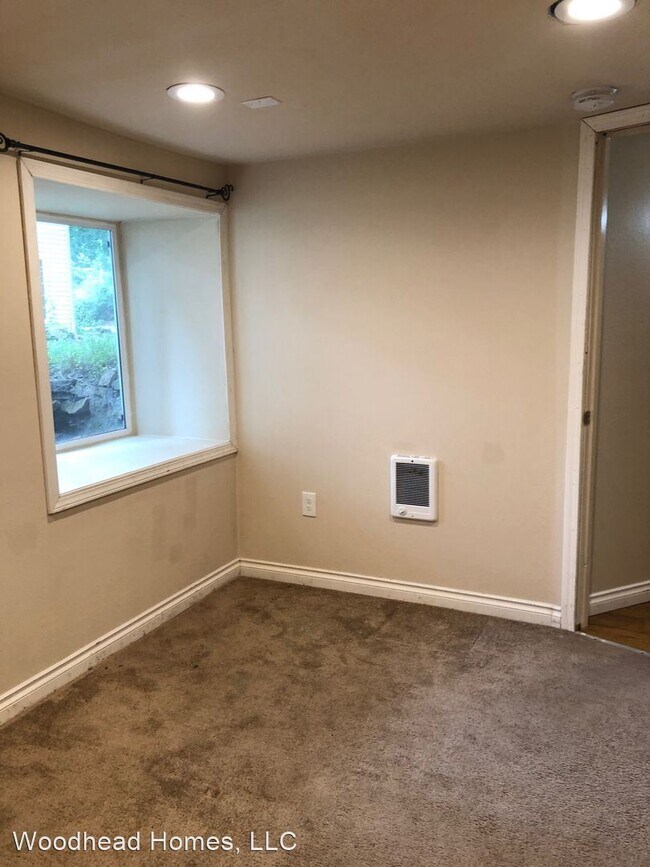 Building Photo - 815 E 8th Ave