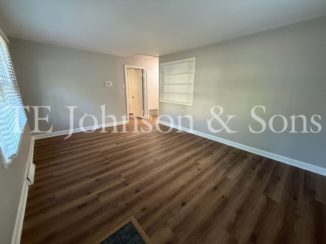 Building Photo - Charming 2 Bedroom Home with Basement & Modern Updates in Winston-Salem