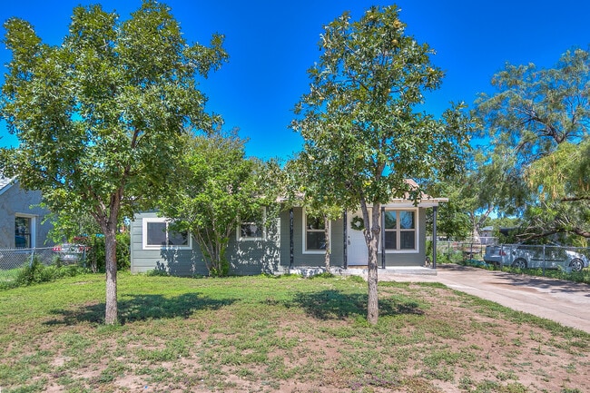 Building Photo - 512 E 18th St