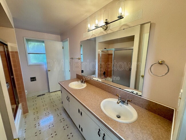 Building Photo - 6999 SE Norbert Dr