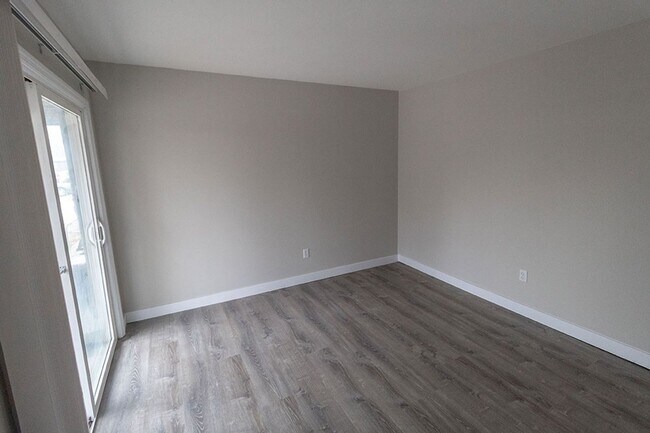 Building Photo - Fully Updated 2 BDR Apartment