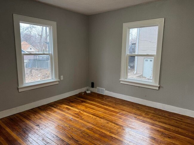 Building Photo - 824 Tremont Ave