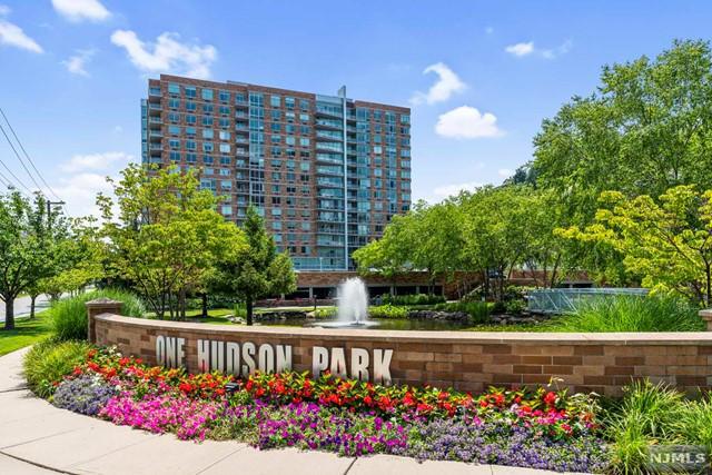 prime location on River Road and easy access to NYC public transportation - 317 Hudson Park