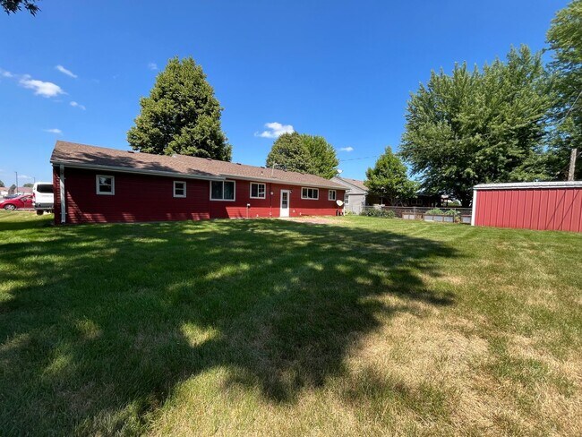 Building Photo - Large 3 Bed/2 Bath East Side Rental Home!
