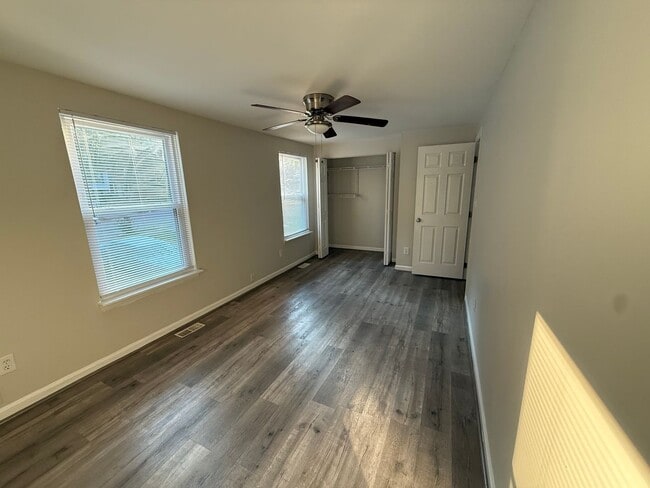 Building Photo - Beautiful Townhome in Prime Raleigh Location