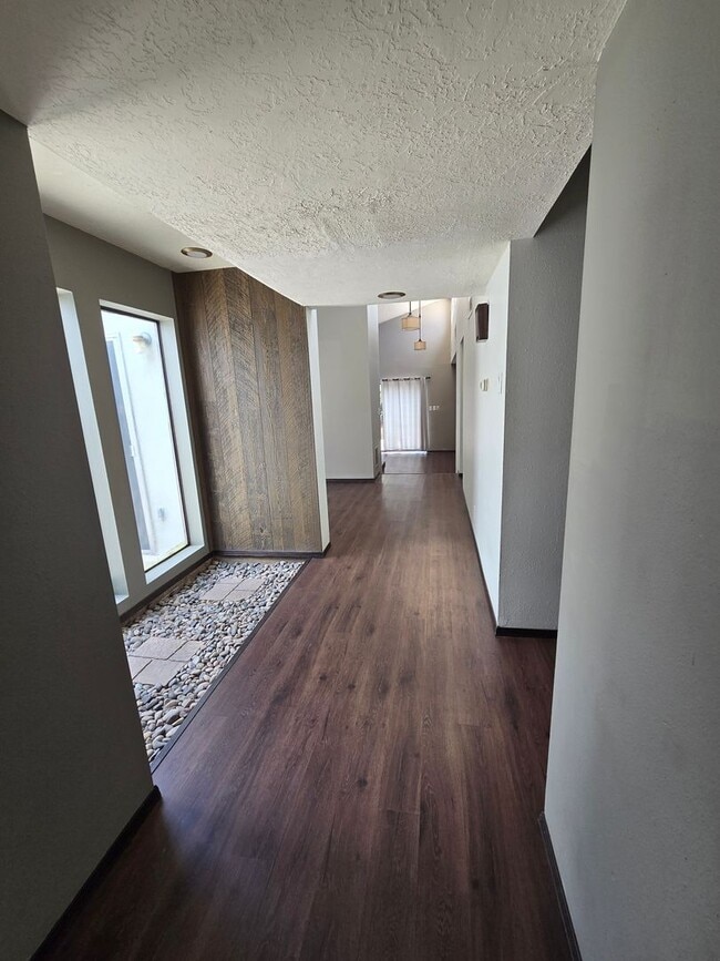 Building Photo - 2 bedroom, 2 bath in NE