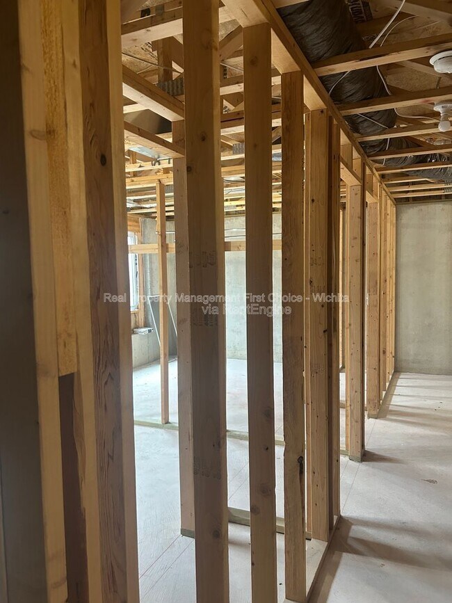 Building Photo - 902 E Bellows St