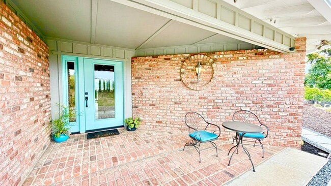 Building Photo - Beautifully Furnished & Appointed, Shorter...