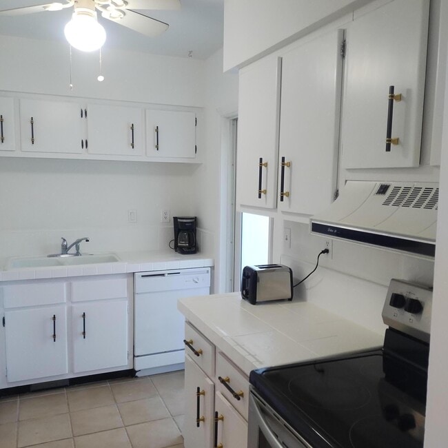 Building Photo - 2700 Banyan Rd