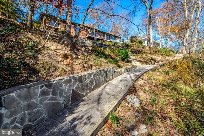 Building Photo - 6120 Beachway Dr