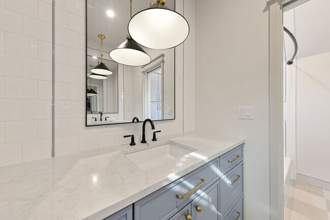 Building Photo - 917 E 37th St