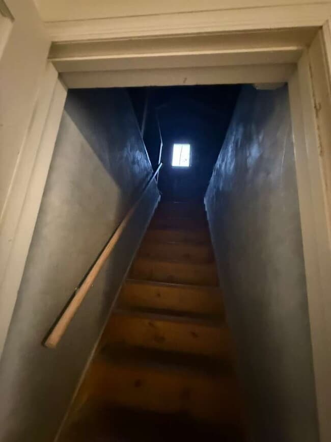 Building Photo - "Cozy 2-Bedroom, 1 bath Retreat with Fireplace Charm!"  One car garage, section 8 ok.