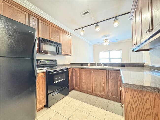 Building Photo - 2131 N Crossover Rd