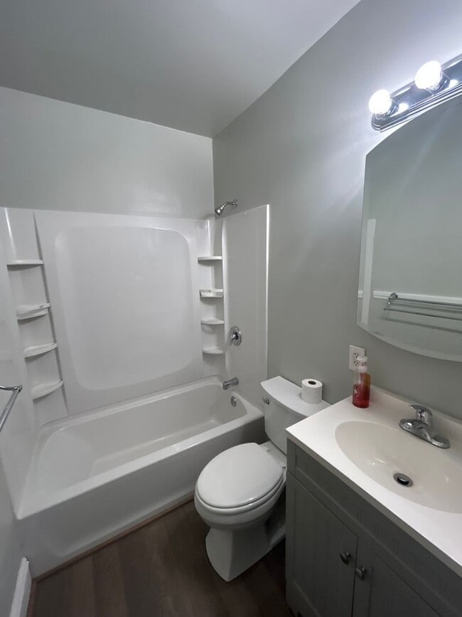 Building Photo - 2 bd Apt Cash Pay/Section 8
