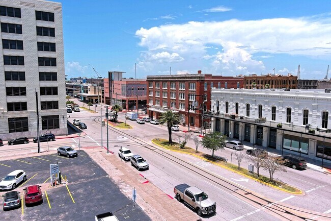 Building Photo - 202 25th St