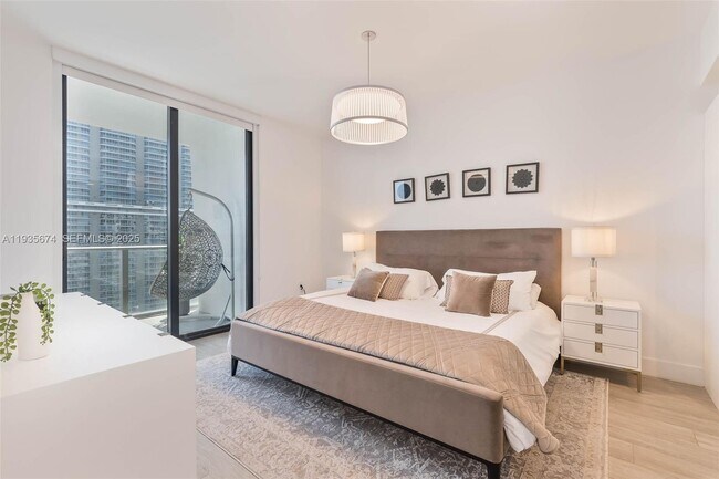 Building Photo - 1010 Brickell Ave