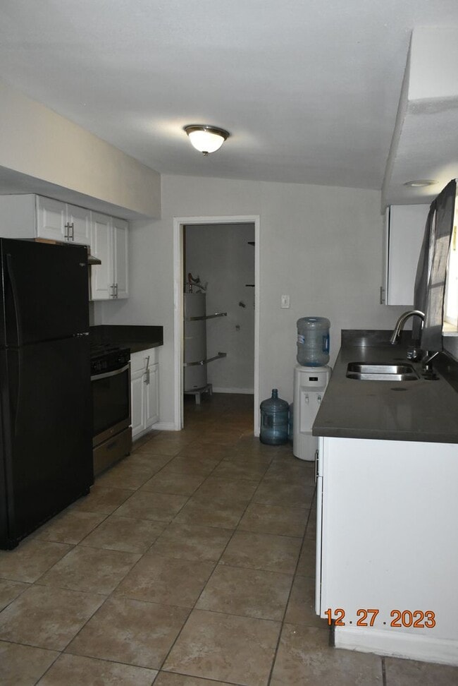 Building Photo - Modern Living in California City