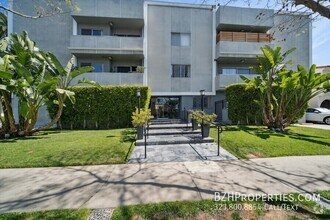 Building Photo - 954 1/2 N Croft Ave-104