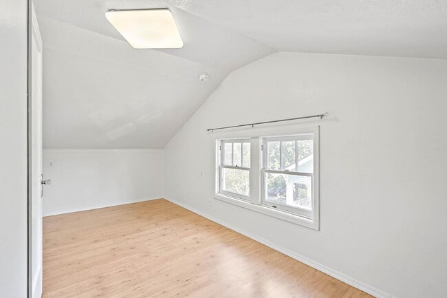 Building Photo - Cute 2-bdrm/2-bath vintage home—Bonus room...