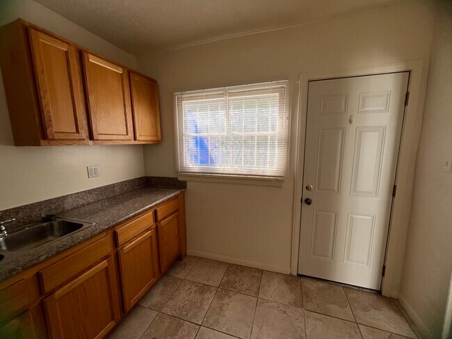 Building Photo - 819 N Alta Vista Blvd