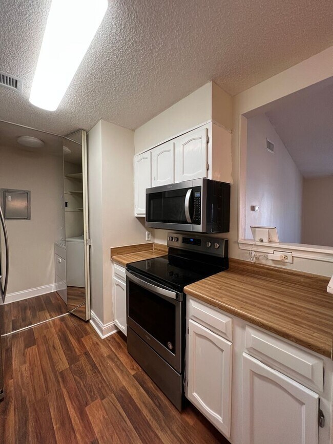 Building Photo - 2 Bedrooms w/ Scenic View