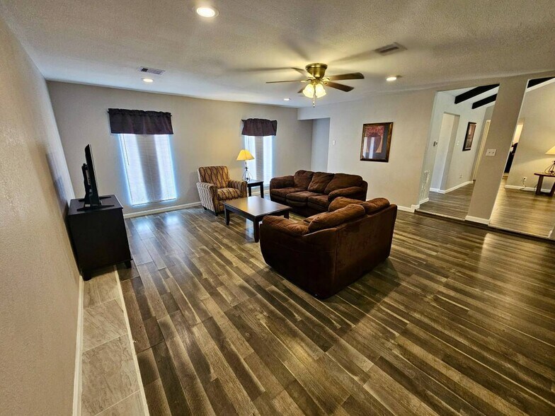 Building Photo - 5840 Oleander St