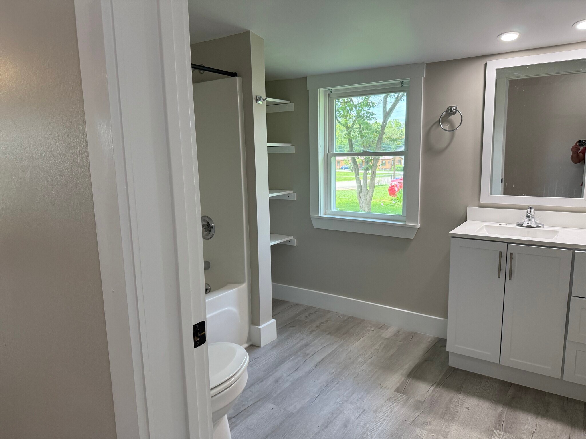 Bath - 713 N Chamberlain Ave
