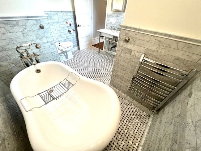 Building Photo - Welcome to North Beach! Premier 1 bed/ 2 B...