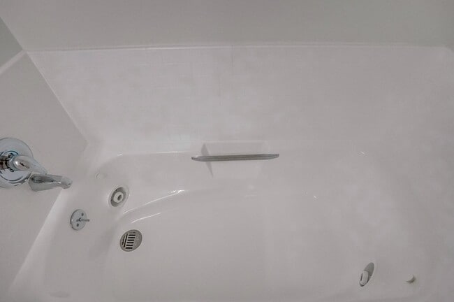 Building Photo - 435 N Oakhurst Dr