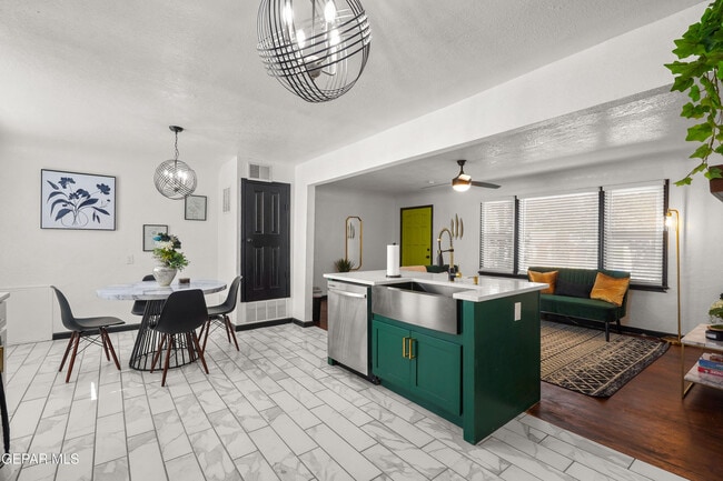 Building Photo - 614 Loretto Rd