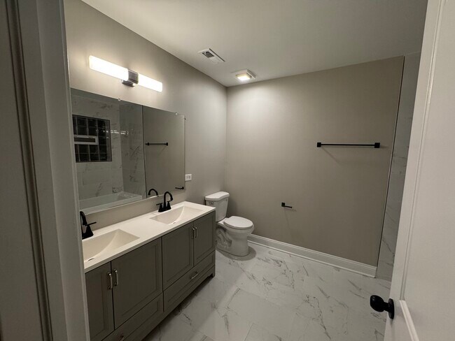 Building Photo - 7254 S Bennett Ave