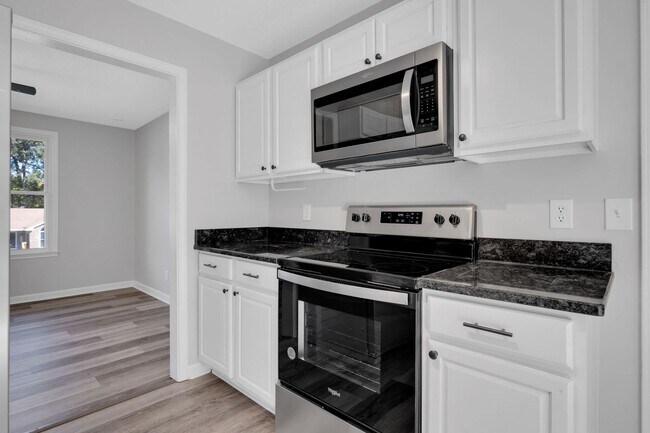 Building Photo - 2270 Ermine Dr